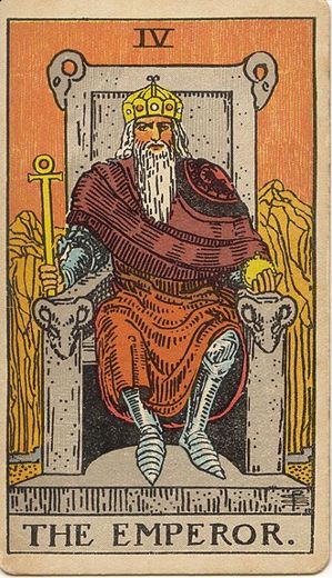 Der Herrscher: Ein bärtiger Herrscher in Rüstung und rotem Mantel sitzt auf einem steinernen Thron mit Widderköpfen, in den Händen ein Zepter und eine Kugel, hinter ihm kahle Berge.