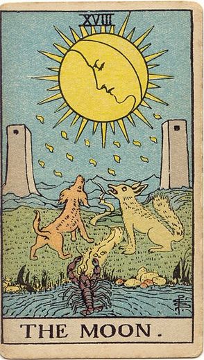 Der Mond: Ein Mond mit Gesicht scheint zwischen zwei Türmen, darunter heulen ein Hund und ein Wolf, ein Krebs kriecht aus einem Teich, ein Weg führt in die Ferne.