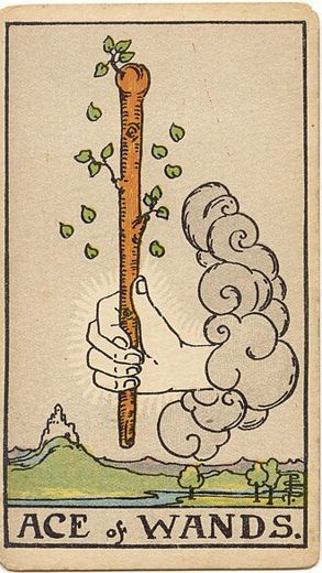 Ass der Stäbe: Eine Hand ragt aus einer Wolke und hält einen frisch austreibenden Stab, unten liegt eine weite Landschaft mit einer Burg auf einem Hügel.