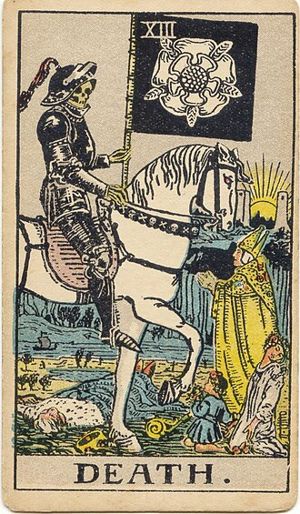Der Tod: Ein Skelett in schwarzer Rüstung reitet auf einem weißen Pferd und trägt ein schwarzes Banner mit einer weißen Rose, vor ihm liegen ein König, ein Bischof, eine junge Frau und ein Kind, am Horizont geht zwischen zwei Türmen die Sonne auf.